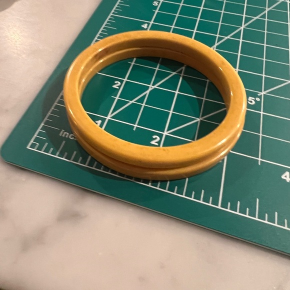 3 Vintage Bakelite Bangles - Yellow and Cream - Picture 7 of 11